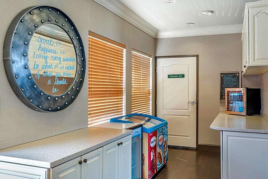 Elizabeth Oceanfront Suites, an Ascend Collection Hotel