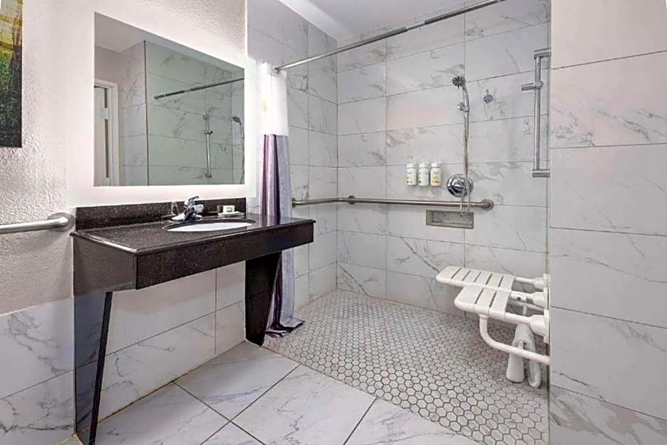 La Quinta Inn & Suites by Wyndham Alvarado