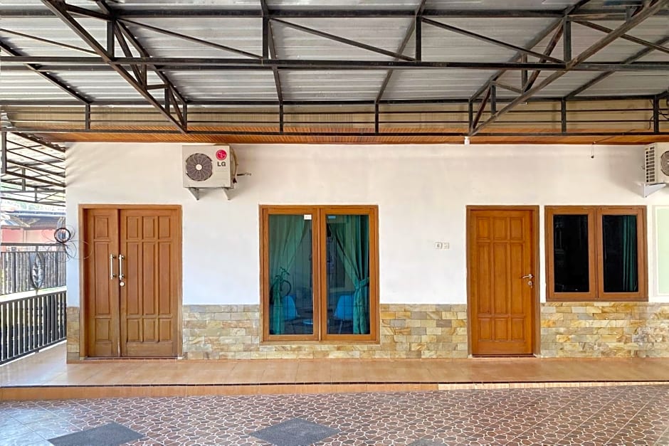 Adipura Guesthouse Syariah Mitra RedDoorz near Terminal Nganjuk