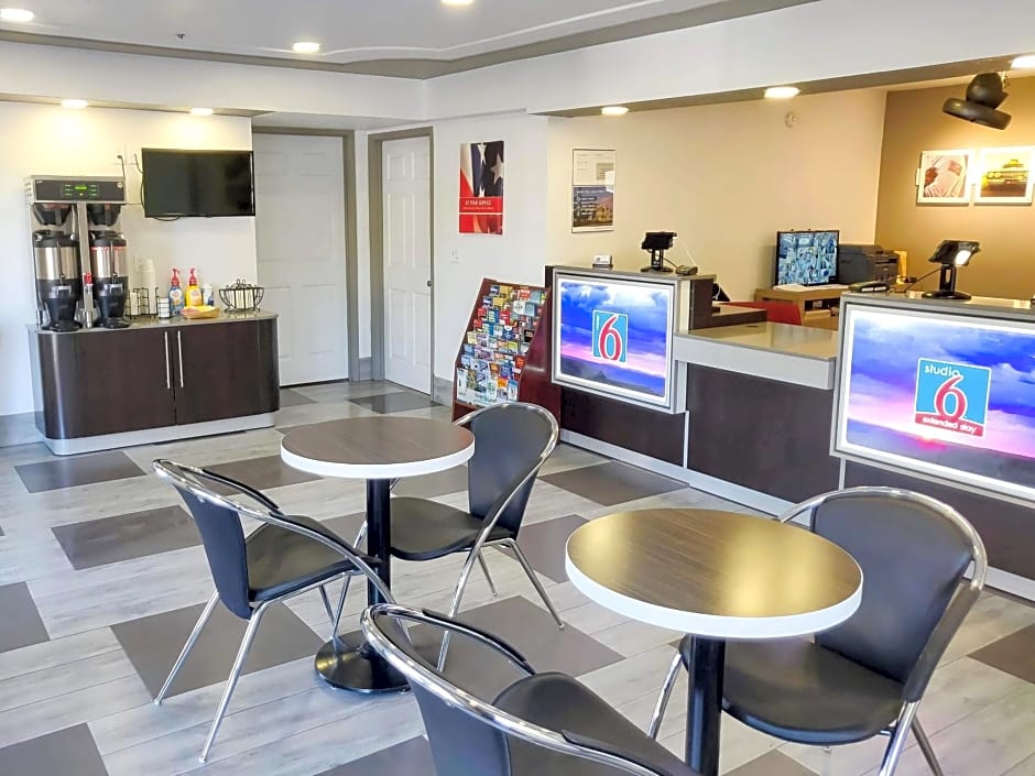 Studio 6-Fresno, CA - Extended Stay