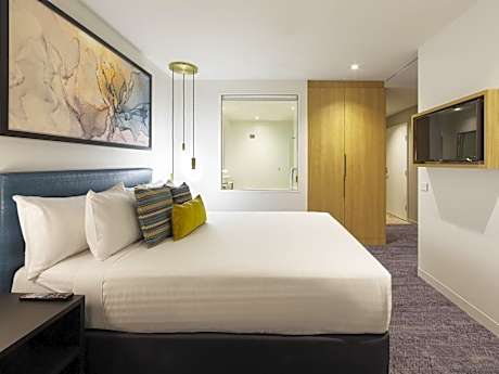 Executive Studio with Separate Lounge, Sofa Bed and Bathtub