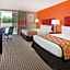 Howard Johnson by Wyndham Arlington Ballpark / Six Flags