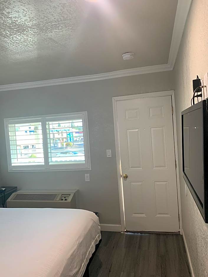 Elmwood Motel