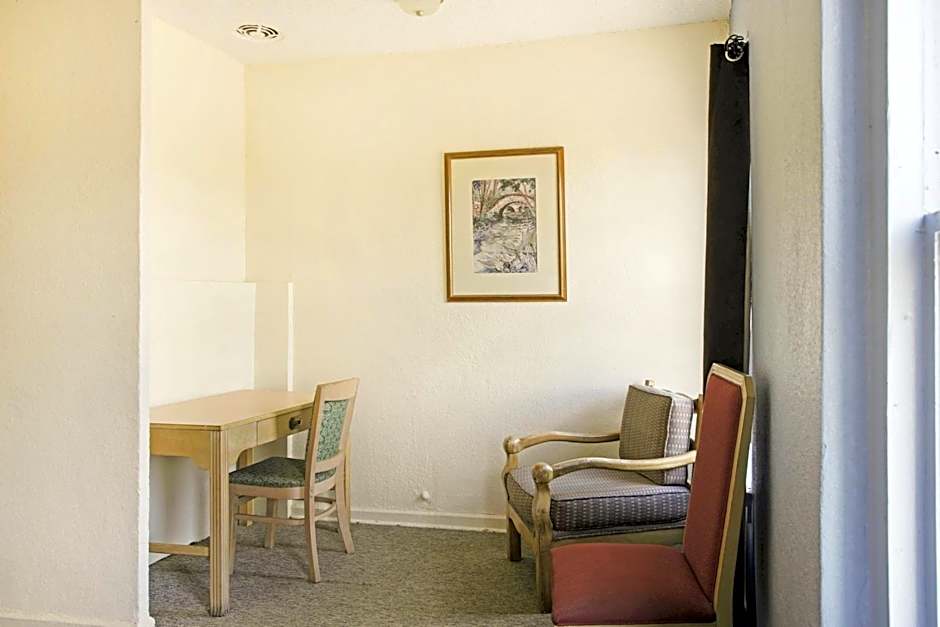 OYO Cameron Historic Hotel Brownsville I-69E