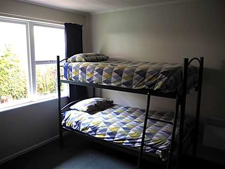 Bed in 6-Bed Mixed Dormitory Room with Shared Bathroom