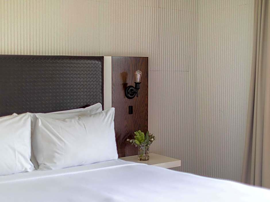 Photo 1 of 3 of Heritage 1 King Bed
