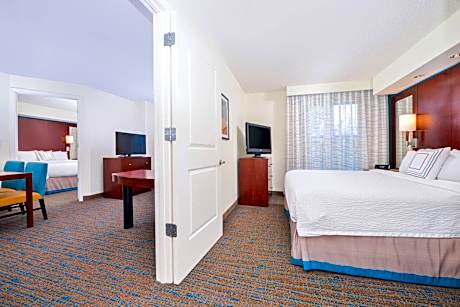 2 Bedroom Suite, Bedroom 1: 1 King, Bedroom 2: 1 King, Sofa Bed