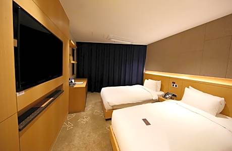 Run of House (Room Type Randomly Assigned upon Check-in)