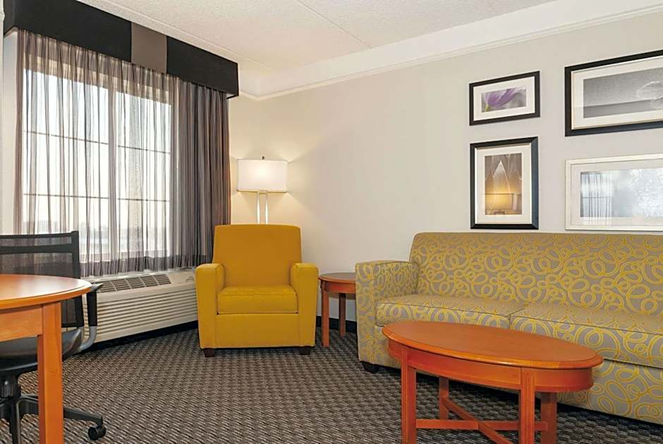 La Quinta Inn & Suites by Wyndham Ontario Airport