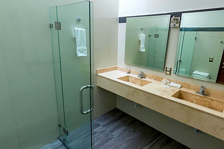 LA LOMA SUITES