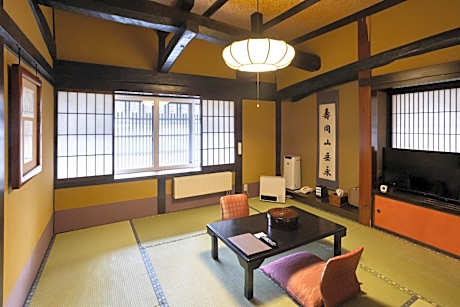 Quadruple Room with Private Bathroom