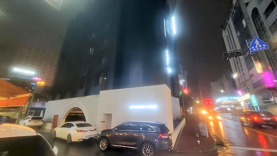 Croissant Hotel Guri by AanK