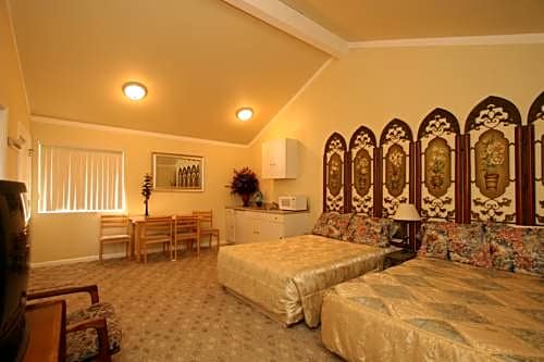 Monterey Fireside Lodge