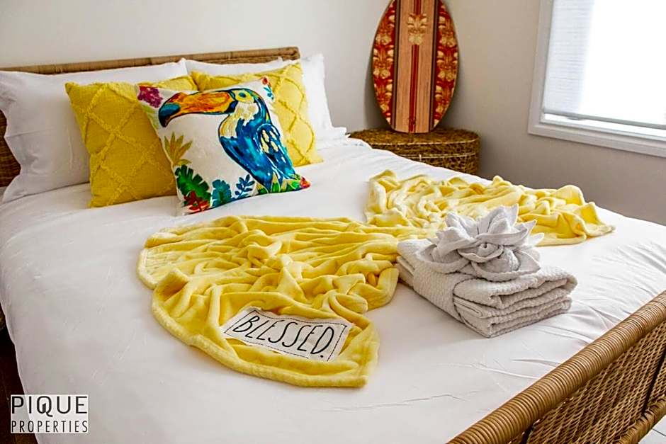 Tropical Oasis - King Beds - Free Netflix & Parking - Fast Wi-Fi