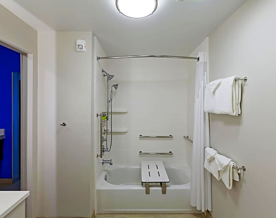 Holiday Inn Express & Suites Tulsa South - Woodland Hills By IHG