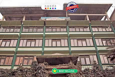 Goroomgo Shambhu Mall Road Darjeeling