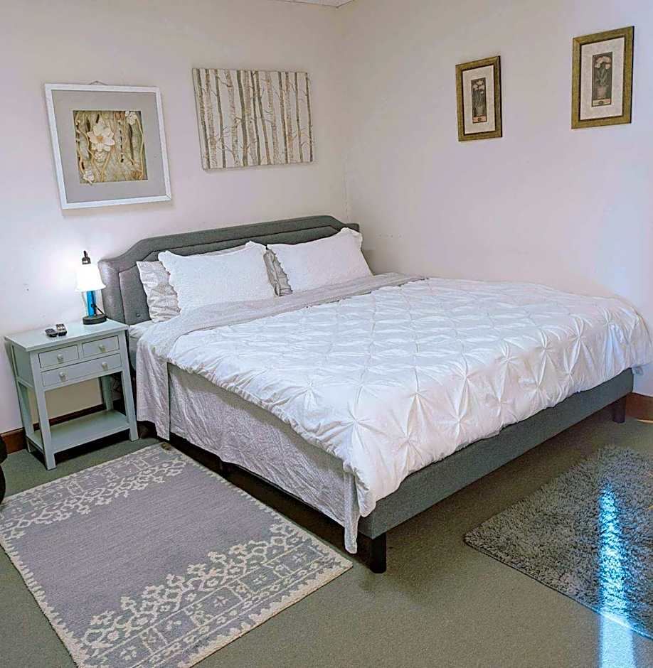 Uptown area, Cozy king Suite, quiet and private, free parking, walk to restaurants