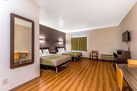 Deluxe Queen Room with Three Queen Beds - Non-Smoking