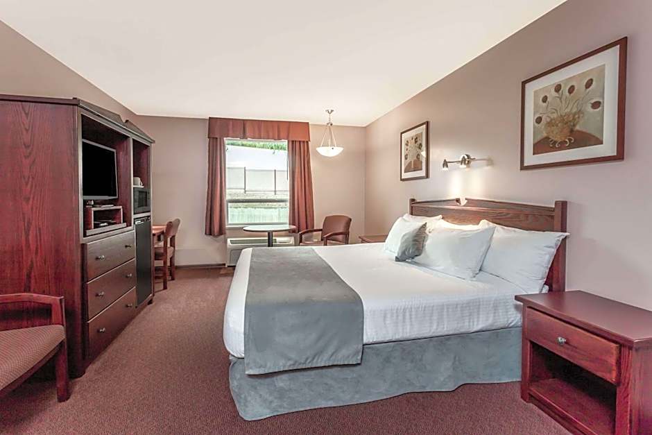 Super 8 by Wyndham Lake Country/Winfield Area