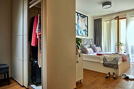 Deluxe Three-Bedroom with 2 Bath