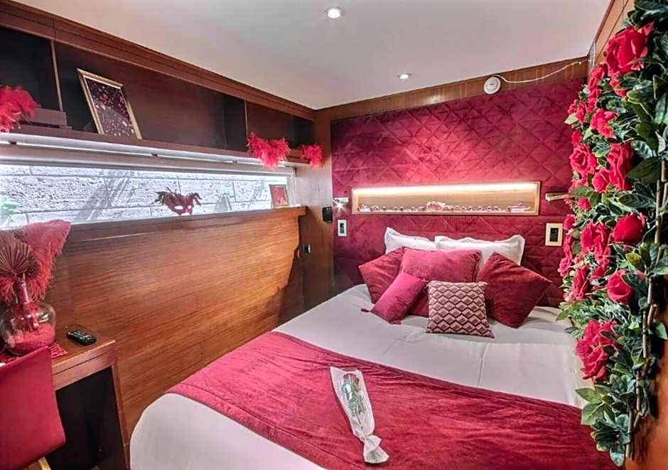 Le VIP Paris - Yacht Hotel