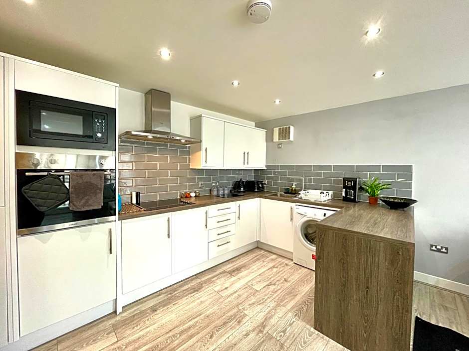 RNM - Business Professionals Stay, Walsall City Centre, 2 Bedroom with ensuite and bathroom, Entire Place, Kitchen & Washroom with amenities, Smart Tv, Easy Access, Fast WiFi, Parking Nearby, Great transport links