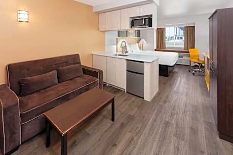 Queen Studio Suite - Non-Smoking