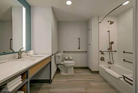 1 Kng Ste Mobility/Hearing Access Tub 1.5 Bth