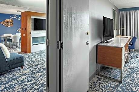 One-Bedroom King Suite with Balcony
