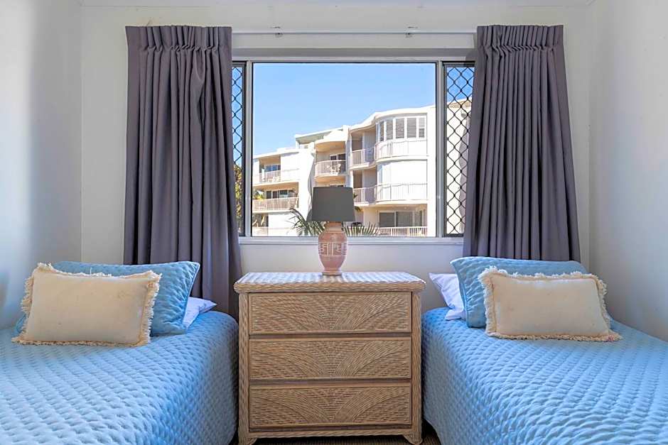 Surfside Buddina Beachfront 3bed Apt - Direct Beach Access