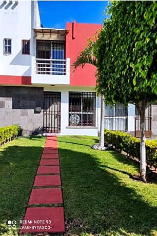 Casa Roja, Puerta Trasera, Jardín y Alberca
