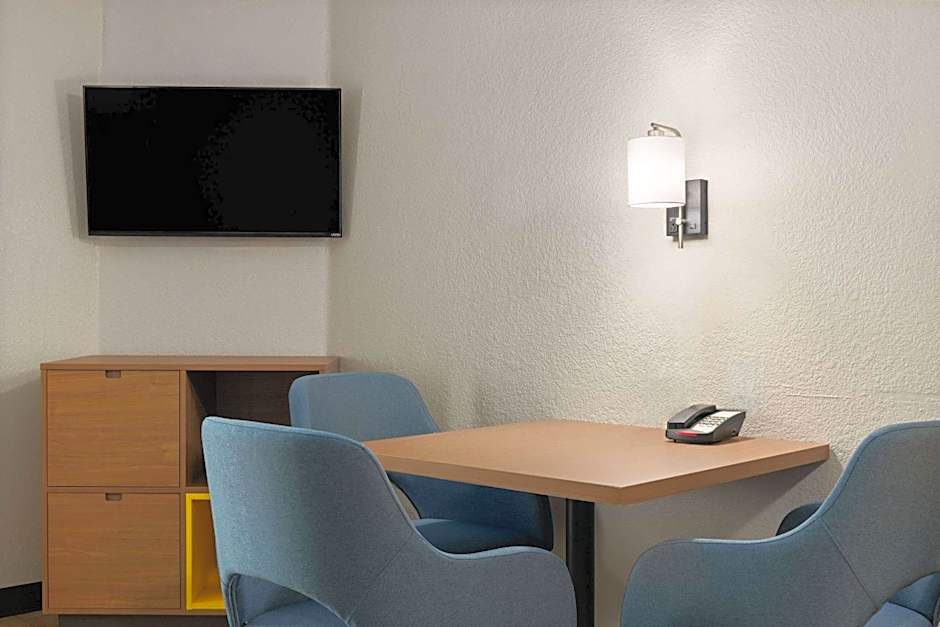 Days Inn & Suites by Wyndham Green Bay WI.