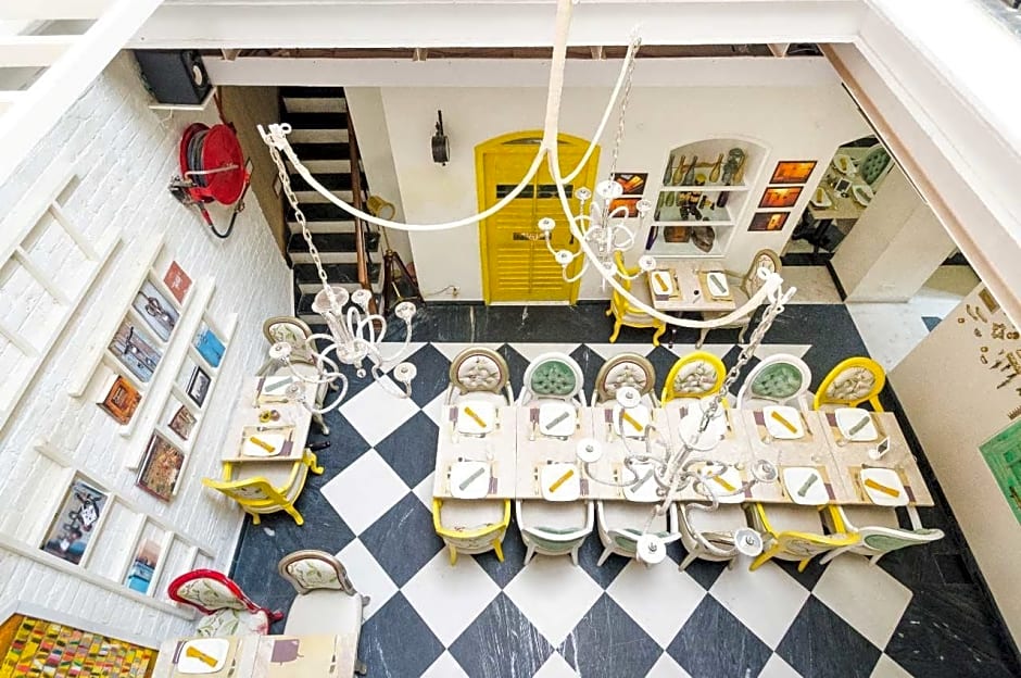 The Corner Courtyard – Calcutta, LA