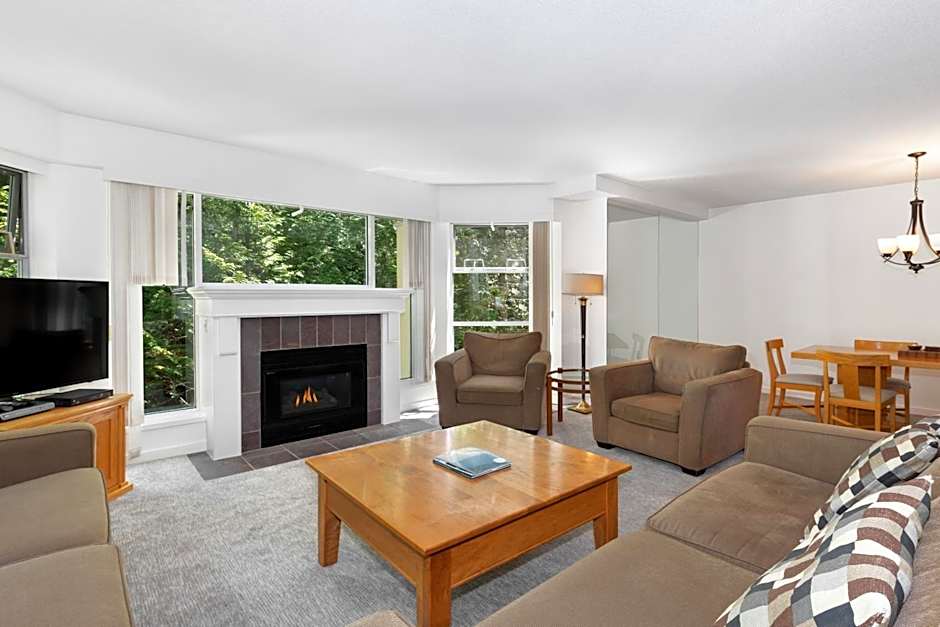 The Woodrun Lodge by Whiski Jack