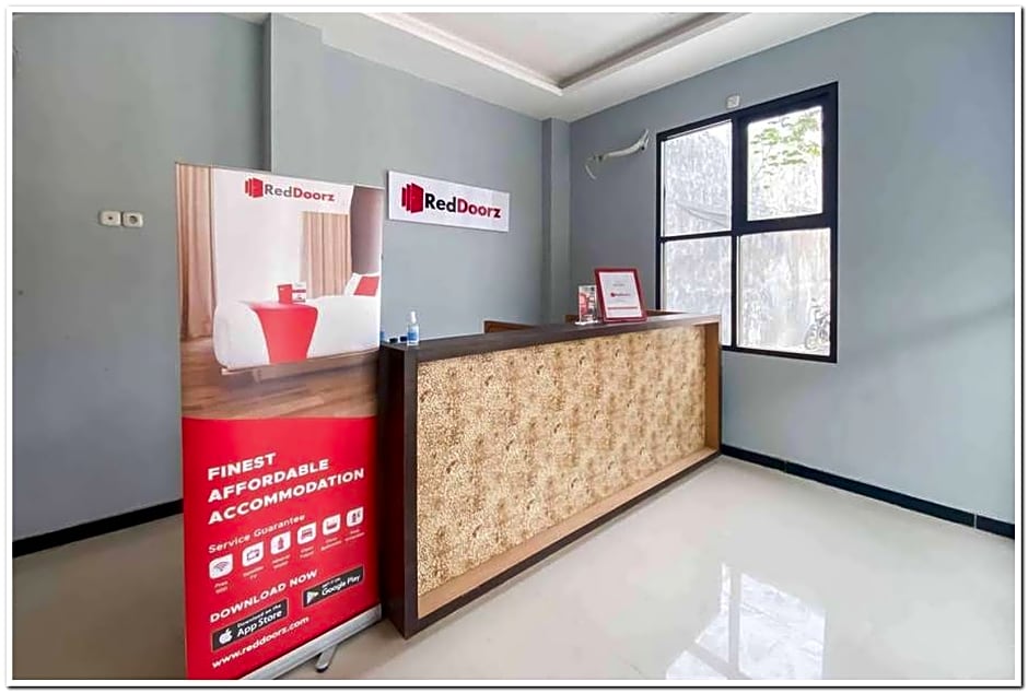 Syariah Near T2 Juanda Airport 2 by Reddoorz – Surabaja, IL