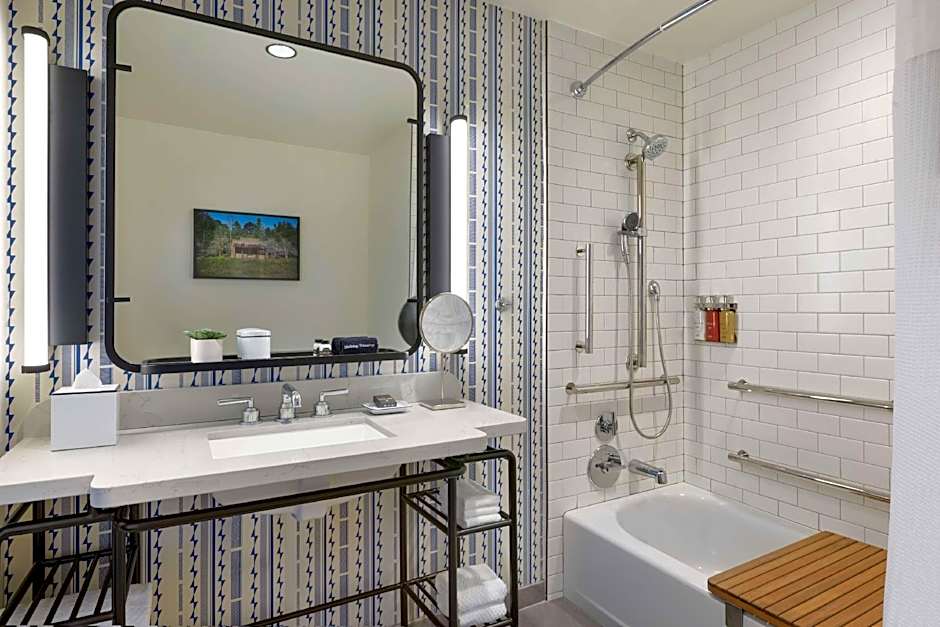Photo 1 of 2 of 1 King Bed, Hearing/Mobility Accessible, Bathtub