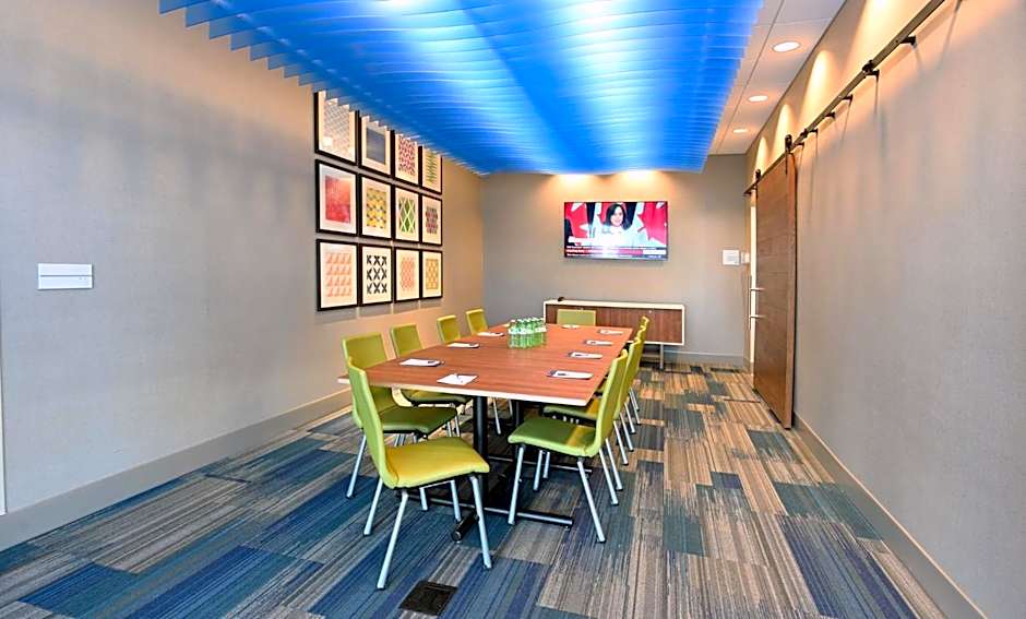 Holiday Inn Express & Suites Aurora By IHG