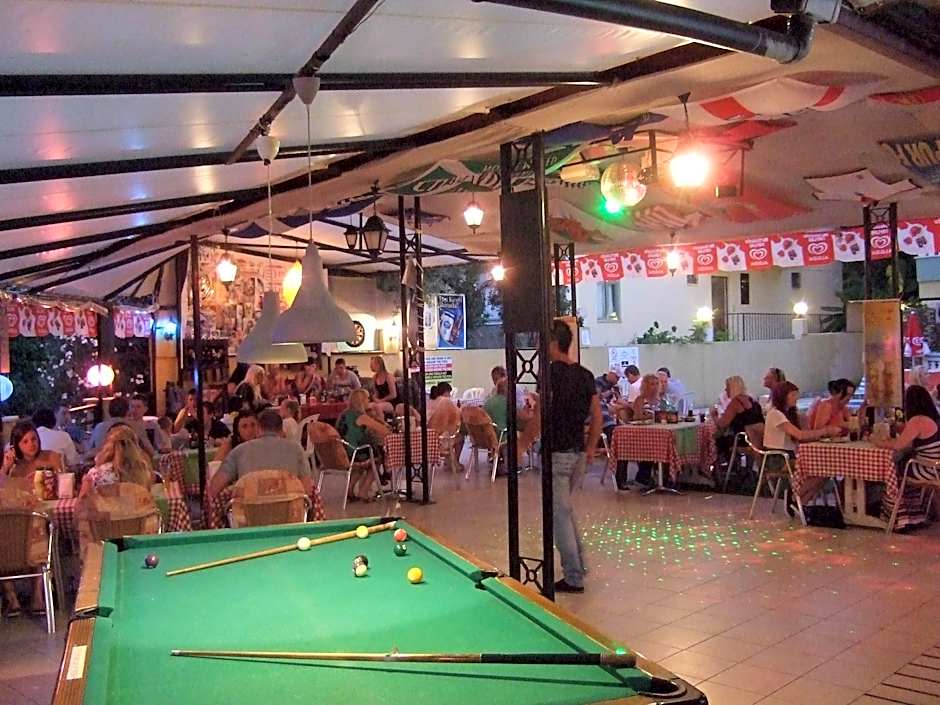 Club Sunset Apartments