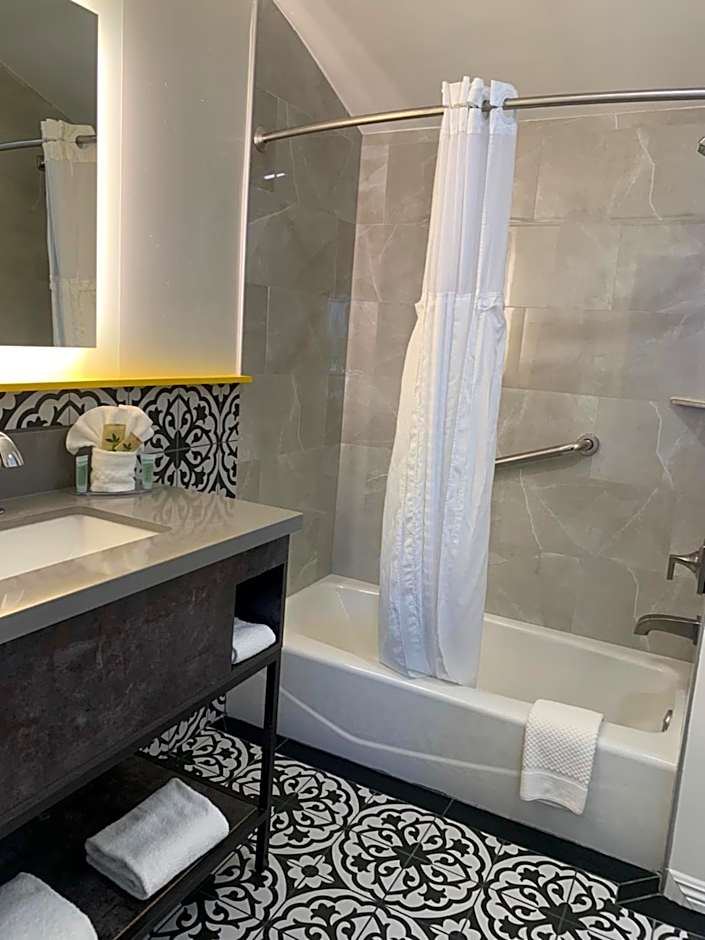 Oasis Inn and Suites