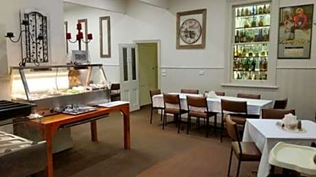 Royal Hotel Snake Valley