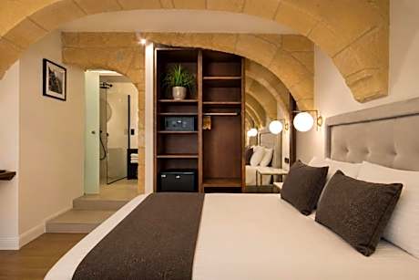 Deluxe Double Room with Balcony and street view 1