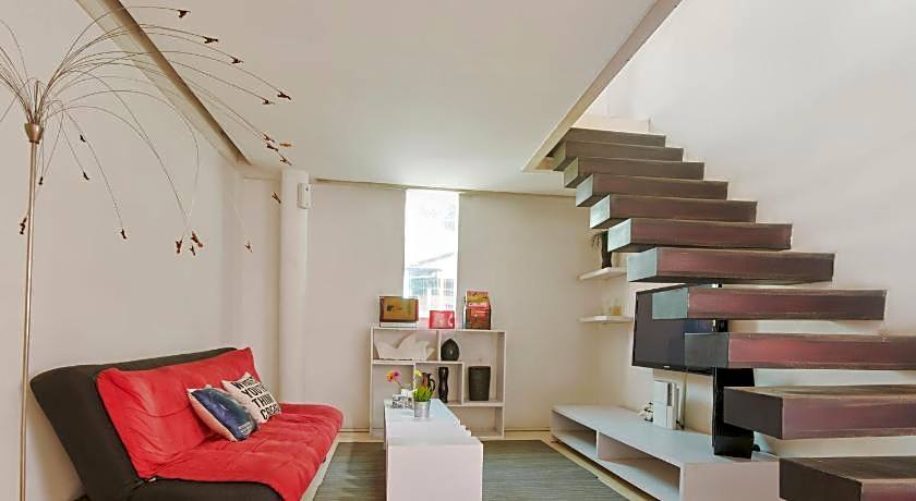 Flat06. Minimalist Residence