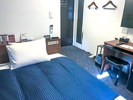 Double Room with Small Double Bed - Smoking- Small Dog Friendly