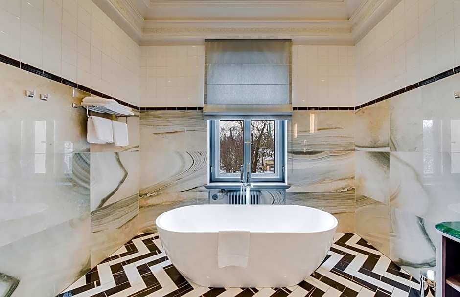 Grand Poet Hotel and SPA by Semarah