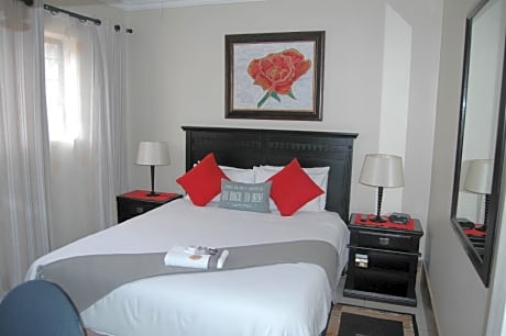 1 Bed Queen Suite with Sofa Bed