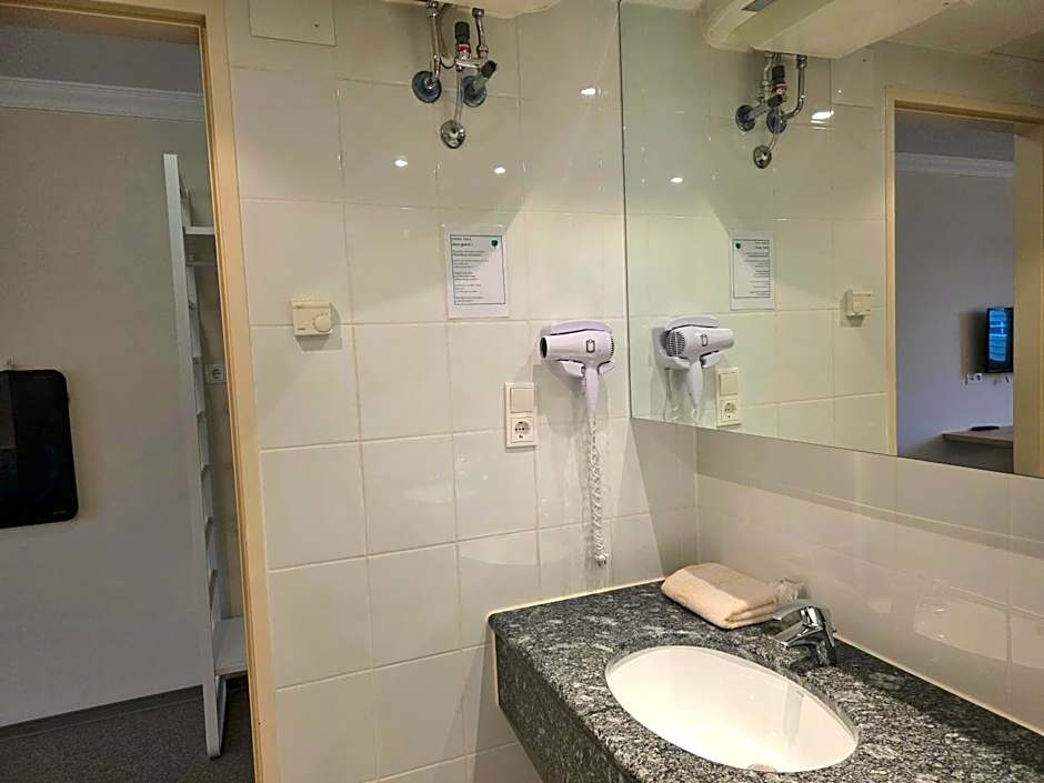Hotel Pause - Free WiFi & Free Parking!!