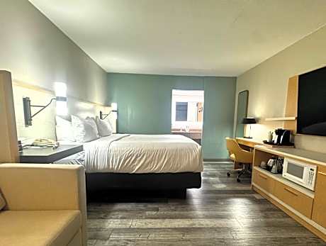 King Room with Hearing Impaired - STREET VIEW