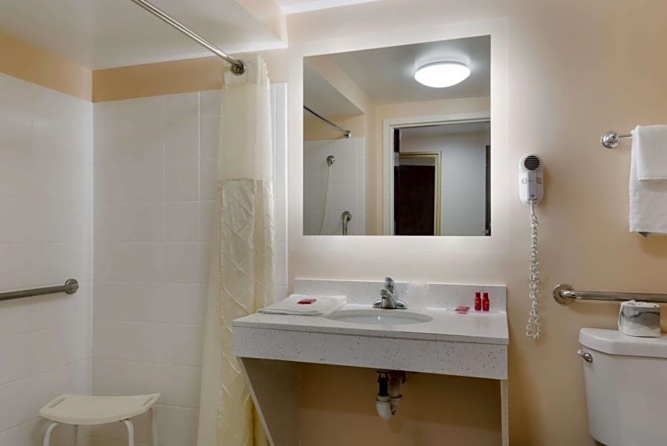 All Seasons Inn & Suites