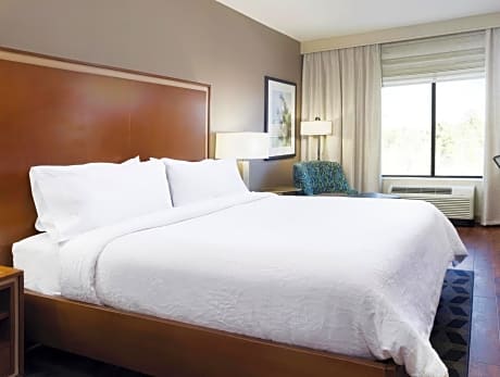 2 Queen Mobility/Hearing Accessible w/Bathtub