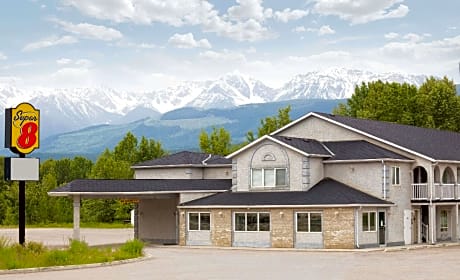 Super 8 by Wyndham Golden